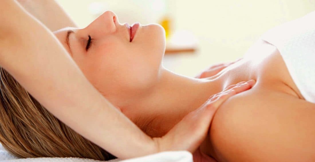 Massage treatment in the clinic